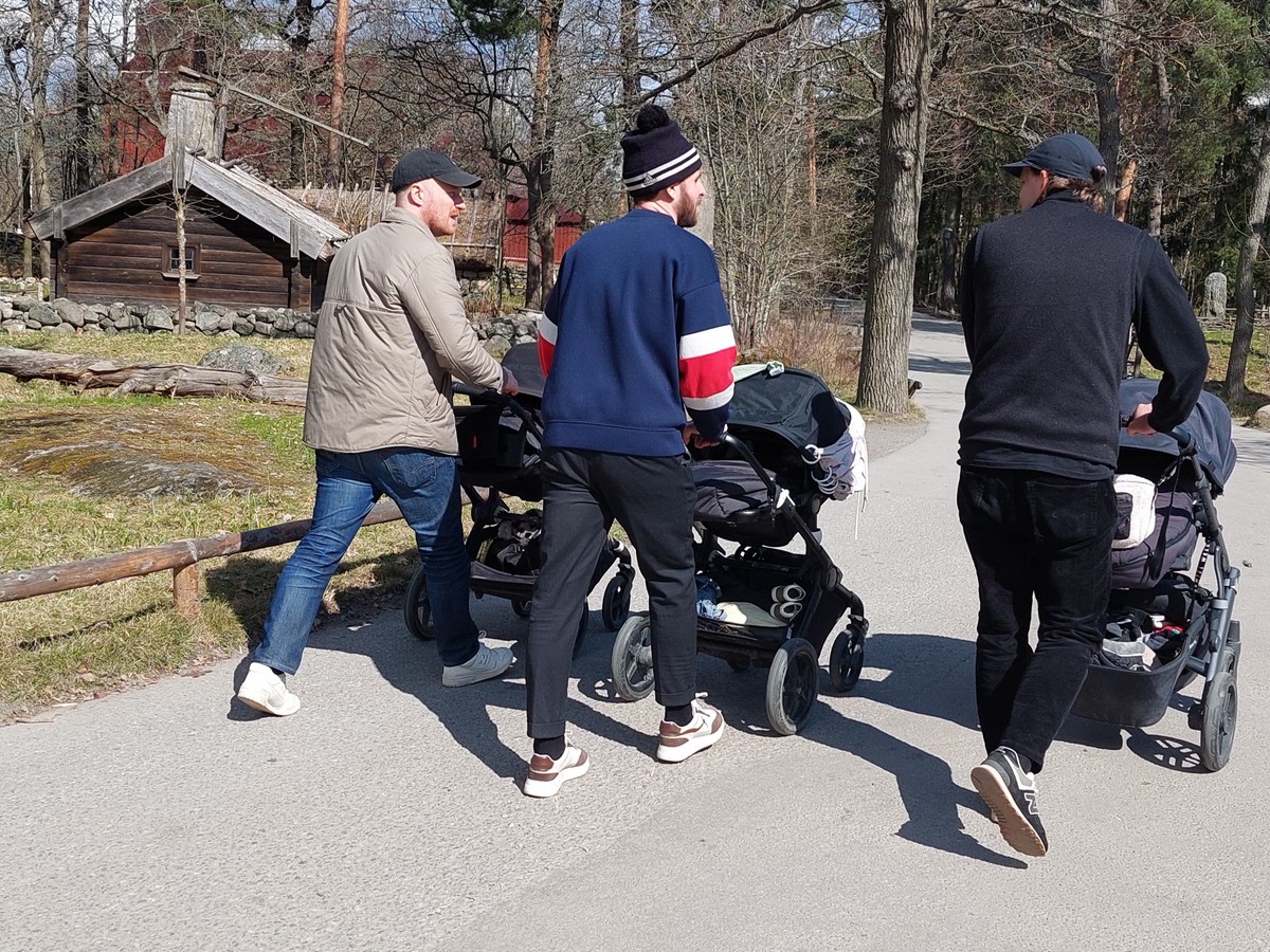 Urlop rodzicielski dla ojca coraz popularniejszy. Jest jedno "ale"