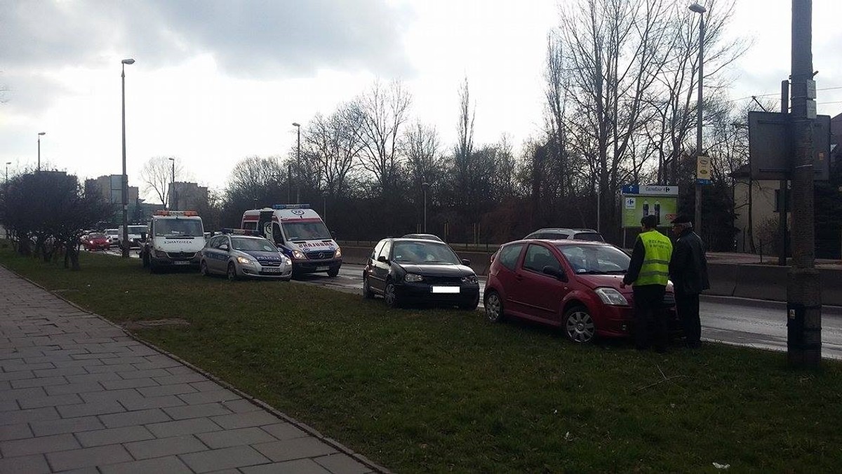 Tuż po godzinie 14 na ulicy Wadowickiej w kierunku ronda Matecznego doszło do zderzenia dwóch samochodów. Na miejscu pojawiła się karetka pogotowia oraz policja. Utworzył się też niewielki korek. Ten udało się jednak rozładować po kilkunastu minutach. Nikomu nic się nie stało. Informację o zdarzeniu otrzymaliśmy od nasze Czytelniczki.