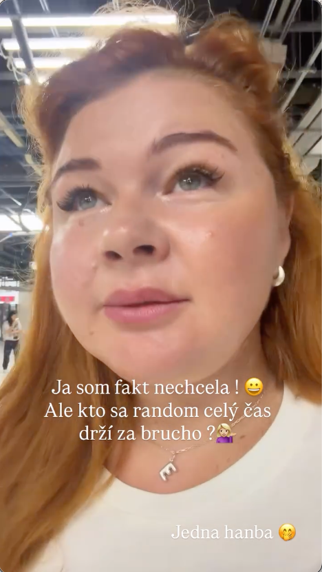 Evelyn chcela byť vo vlaku milá.