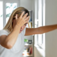 Szédül, amikor hirtelen feláll? Ebben az esetben kell aggódnia