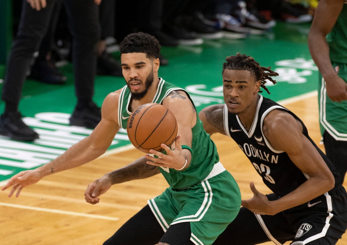 Koszykarz Boston Celtics Jayson Tatum (L) i zawodnik Brooklyn Nets Nic Claxton (P)