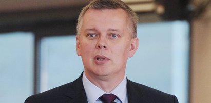 Minister obrony walczy z trollem i księdzem Zaleskim