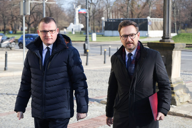 Posłowie PiS Waldemar Buda i Paweł Szefernaker po konferencji prasowej przed wejściem do Komendy Stołecznej Policji w Warszawie