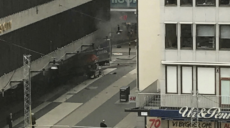 A teherautó végül egy épületbe csapódva állt meg