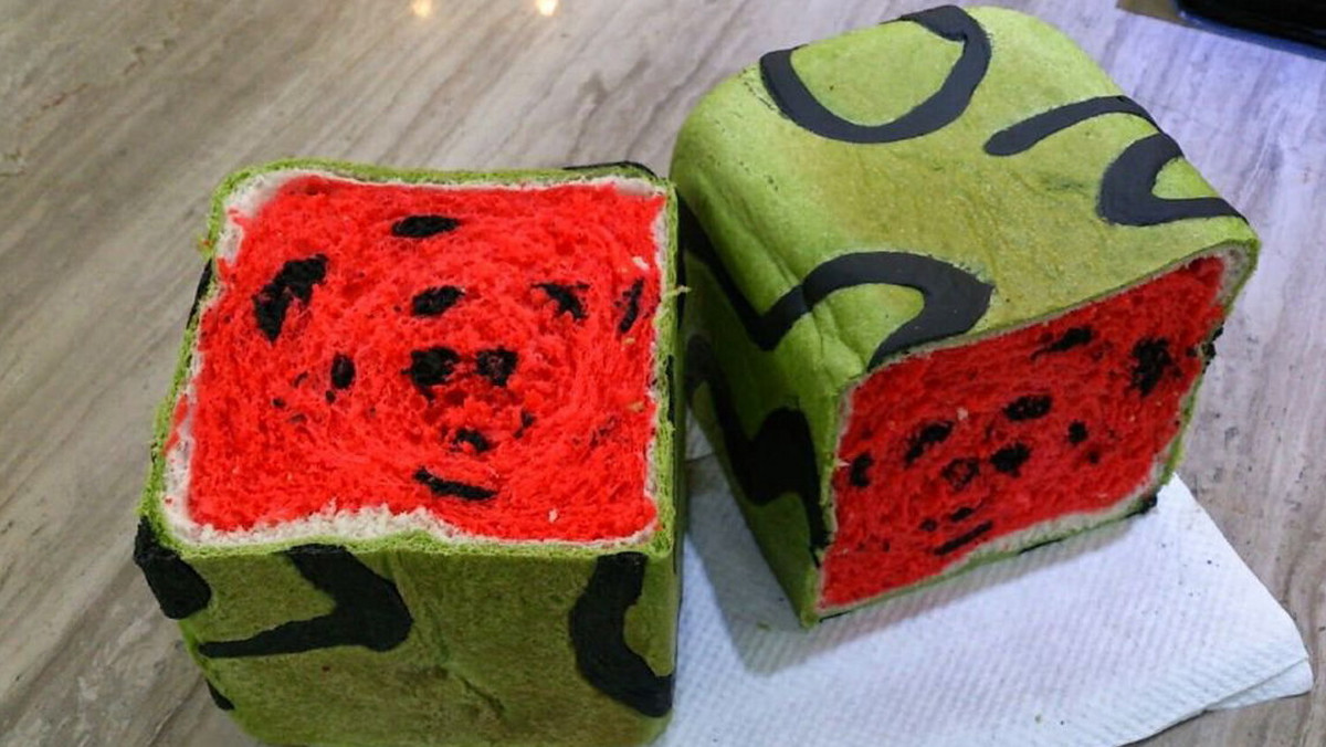 Tajwańscy piekarze wypuścili na rynek nowy produkt - "arbuzowy" chleb. Po co to zrobili?
