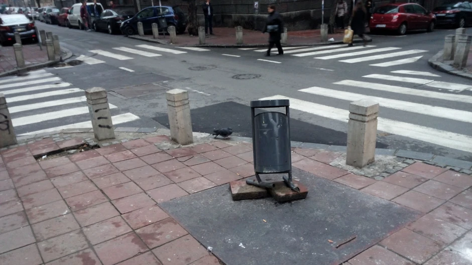 Kanta na raskrsnici prkosi sili Zemljine teže, ali je, srećom, prazna