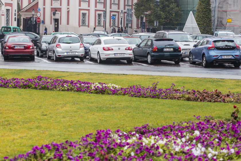 Radni chcą oddać mieszkańcom część miejsc parkingowych w centrum Poznania