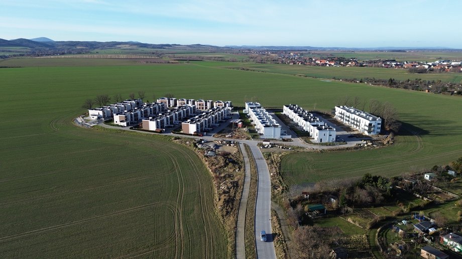 Do centrum Świdnicy jedzie się stąd kilka minut. Do Wrocławia – ok. godziny