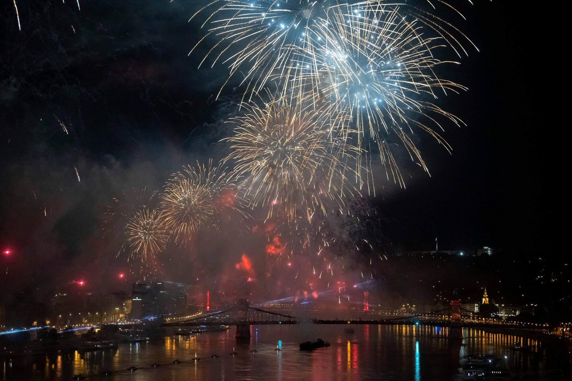 Ohňostroj nad Budapešťou počas osláv maďarského štátneho sviatku založenia štátu a jeho zakladateľa, kráľa sv. Štefana.