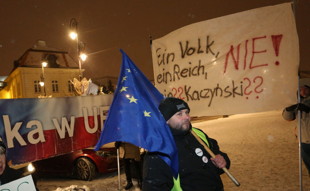 Oburzający banner i okrzyki powitały Merkel i Kaczyńskiego. Przeciwnicy PiS przesadzili?