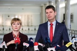 Ta sprawa "wywołała burzę". Posłowie PiS: Brak prac domowych "groźny dla systemu edukacji"...