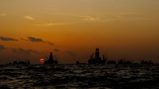 Ceny ropy w USA spadają. Firmy zamykają rafinerie przez nadchodzący huragan