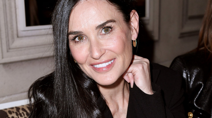 Demi Moore filmszerepei miatt többször megvált hosszú, sötét hajfürtjeitől: volt már rövid, kopasz frizurája is, most  platinaszőke lett/ Fotó:  Getty Images