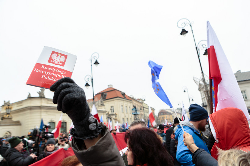 "Policja opublikowała wizerunki tylko osób podejrzanych o złamanie prawa podczas demonstracji pod Sejmem"