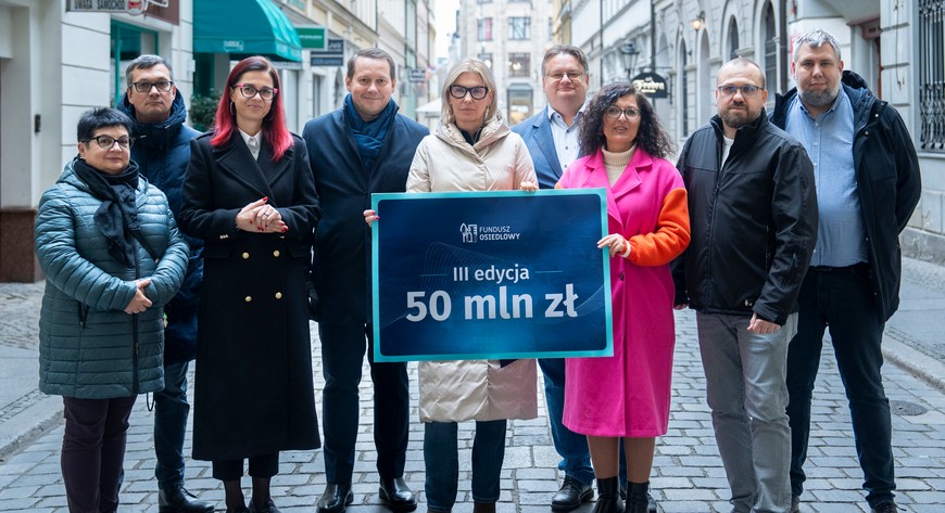 - Bardzo ważne jest, by poznać rzeczywiste oczekiwania mieszkańców osiedli. Dlatego będziemy chcieli wspierać Rady w przeprowadzaniu spotkań wewnątrzosiedlowych - podkreśla prezydent Renata Granowska (w środku).