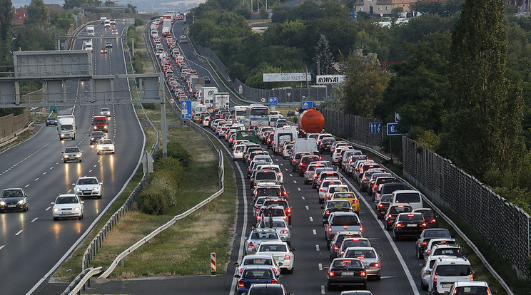 Hatalmas dugó az M7-es autópályán a Balaton irányába (Képünk illusztráció!) /Fotó: RAS Archívum