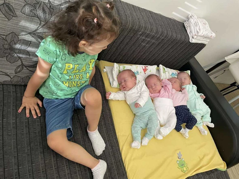 Trogodišnja Iskra sa sestrama, prvi put zajedno