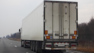 Położył się pod naczepą ciężarówki. Przejechał tak 400 km