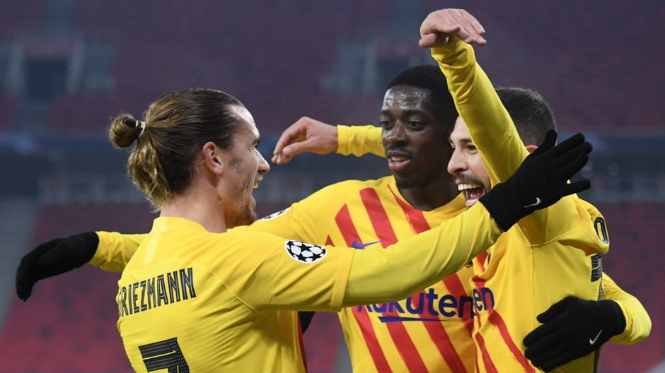 Antoine Griezman (po lewej), Ousmane Dembele i Jordi Alba