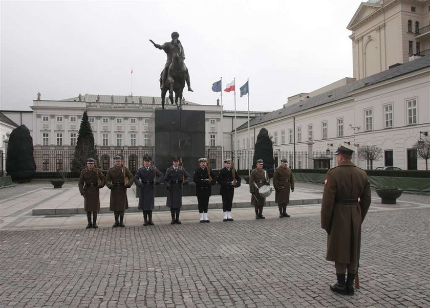 Zachcianka prezydenta? Żołnierze mają chodzić pod pomnikiem, a nie...