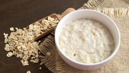 Reguluje trawienie i wspomaga odchudzanie. Dodawaj do owsianki zamiast mleka czy wody