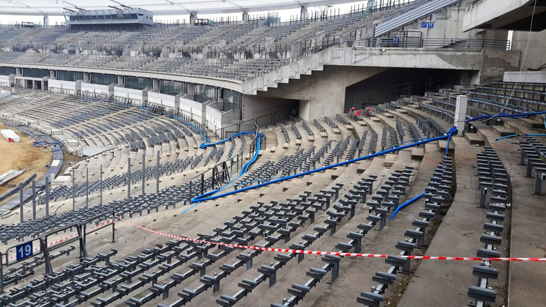 Na zamontowanie czeka 55 tys. krzesełek w barwach niebiesko-żółtych. Taki kolor zostanie podtrzymany bez względu na wypracowanie porozumienia na użytkowanego obiektu z Ruchem Chorzów.