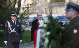 Szef MON złożył kwiaty pod tablicą upamiętniającą ofiary katastrofy smoleńskiej