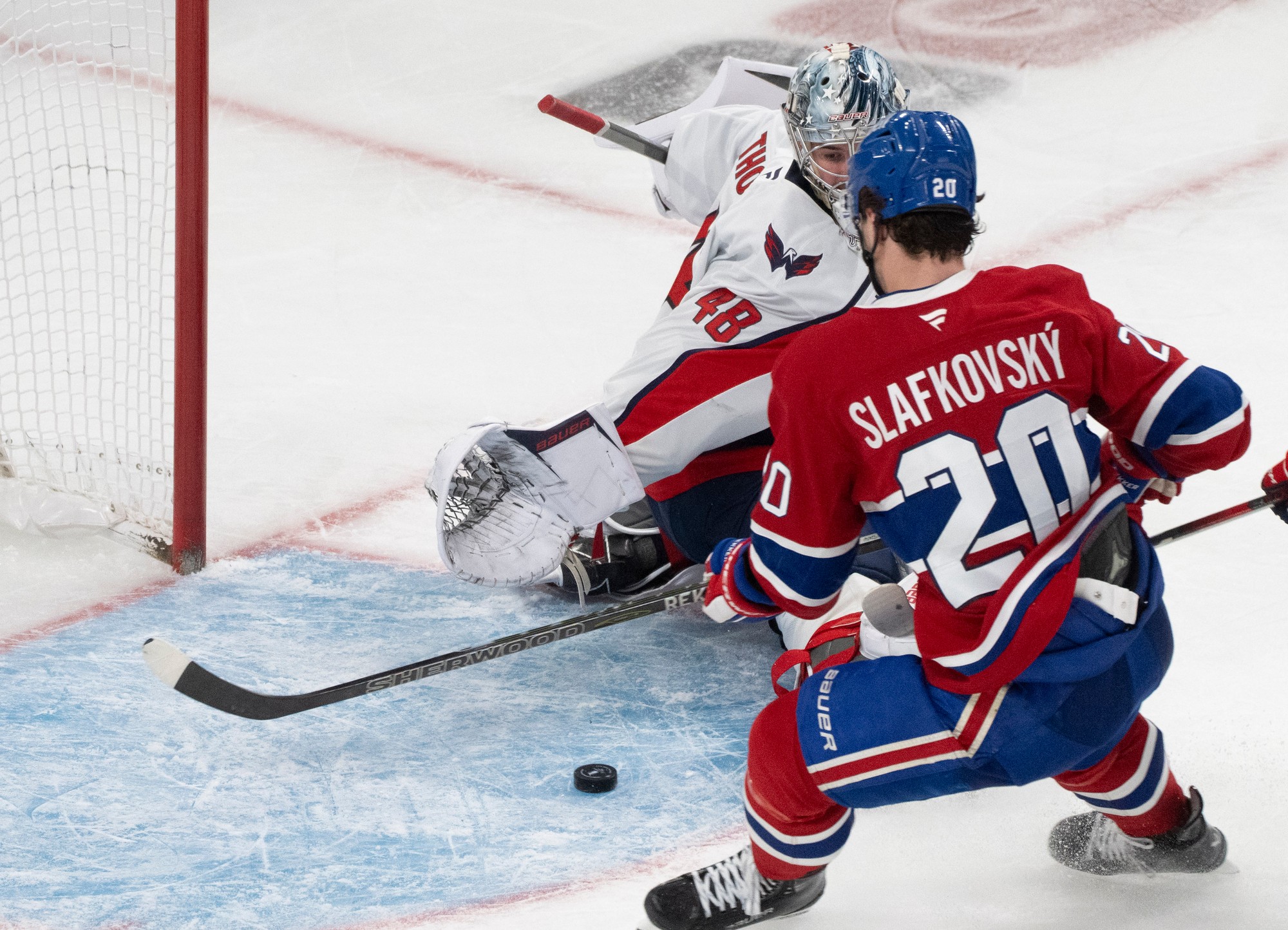 Slovenský hokejista Juraj Slafkovský (Montreal Canadiens) a brankár Logan Thompson (Washington Capitals).