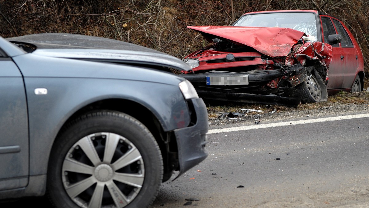 44 zabitych i 408 rannych w 301 wypadkach - to bilans świątecznego długiego weekendu na polskich drogach. Od piątku, przez cztery doby, policjanci zatrzymali 990 nietrzeźwych kierowców - poinformowała Komenda Główna Policji.