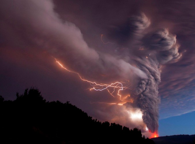 Wulkaniczna burza z piorunami po erupcji wulkanu Puyehue-Cordon Caulle w Chile