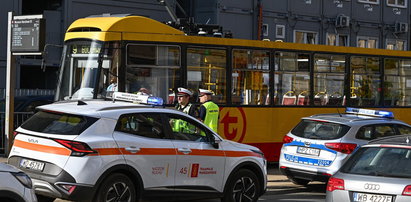 Dramatyczny wypadek w Warszawie. 14-latek wpadł pod tramwaj. Sprowadzono specjalny sprzęt