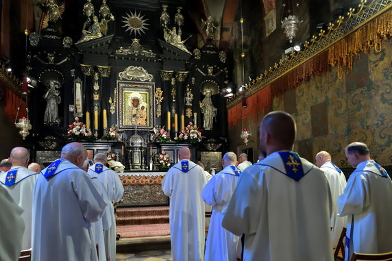 Modlitwa w kaplicy cudownego obrazu Matki Boskiej Częstochowskiej na Jasnej Górze (2023 r.)