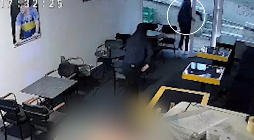 Zlostavljač mu se kratko obraća