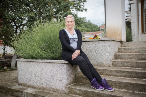 "IMAJU TOG SINA KOJEM SU DALI NASLEDSTVO, NEKA IM ON NOSI PREZIME, JA NEĆU" Voditeljka javno govorila o lošim odnosima sa roditeljima:"Ne mogu da opravdam to što mi se dogodilo"