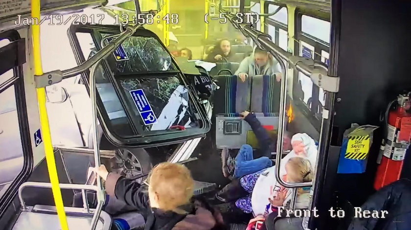 Wstrząsające nagranie z wypadku. Samochód wbił się w autobus