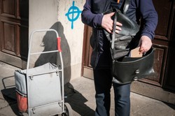 Podszywają się pod policjantów i pracowników Poczty Polskiej. Ostrzeżenia przed oszustami