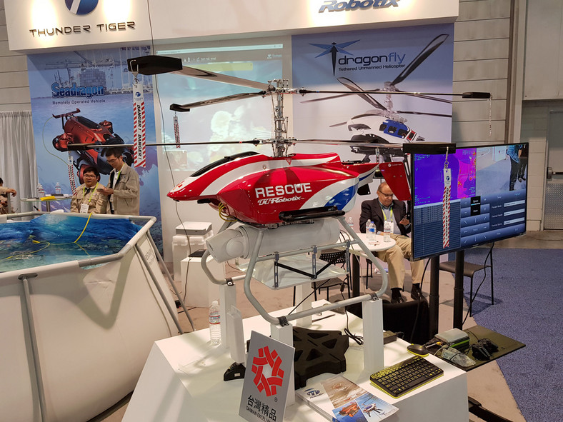 Dron ratunkowy Dragonfly Robotix, wyposażony w kamerę termowizyjną