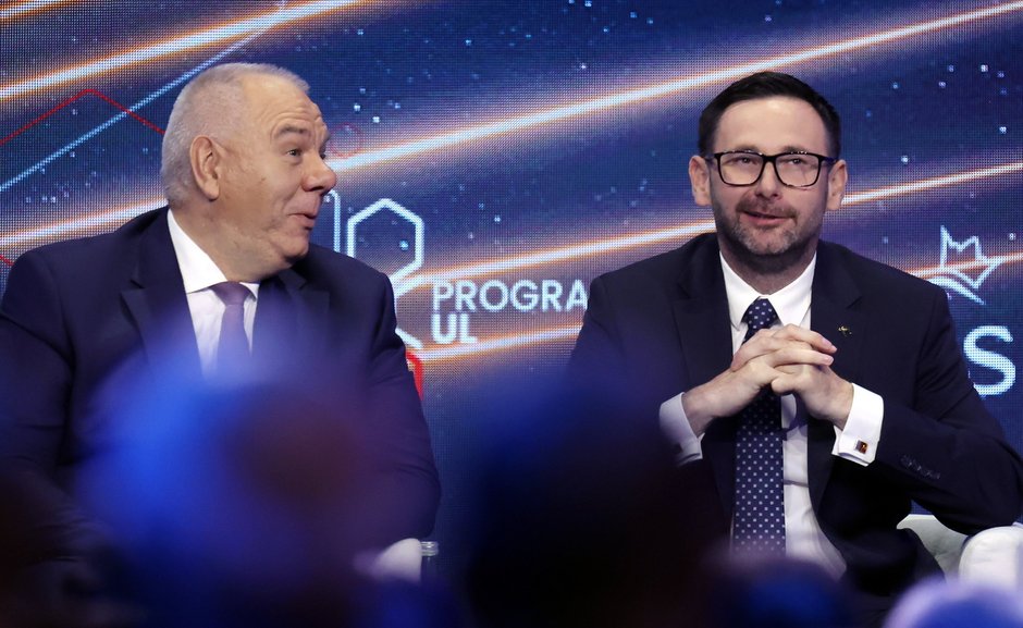 Jacek Sasin i Daniel Obajtek podczas konwencji programowej PiS (14.04.2023)