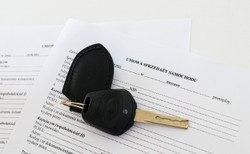 Umowa kupna-sprzedaży. Czy można kupić auto bez dowodu osobistego? Wyjaśniamy