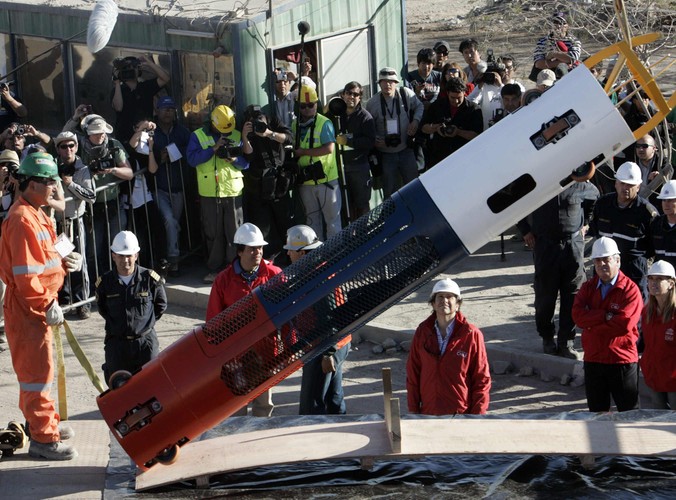 Kapsuła, którą górnicy - jeden po drugim - zostaną wyciągnięci na powierzchnię