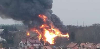 Potężny pożar hali sportowej w Białymstoku. Płomienie objęły znajdujący się obok dom [FILM]