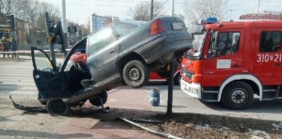 Kierowca dostał ataku padaczki. Skosił słup na Łagiewnickiej