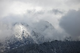turysta utknął w tatrach podczas śnieżycy. nocna akcja topr