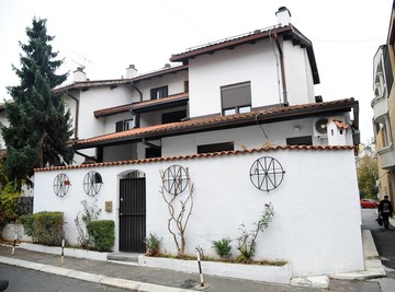 Muzičar iz PODRUMA bez krova nad glavom stigao do VILE u Beogradu: Sobe pune porodičnih fotografija, NJEGOV PORTRET POSEBNO OSENČEN - evo kako izgleda njegova BELA oaza (FOTO)