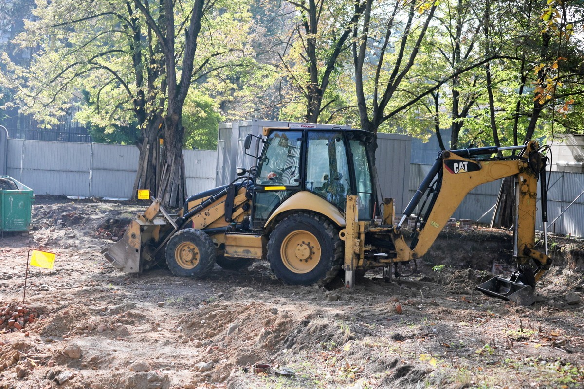 Tajemnicza budowa na działce obok Sejmu. Ambasada Kataru milczy