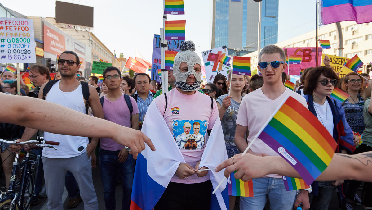 Wśród ponad 2 tys. uczestników maszerujących pod hasłem "Miłość nie wojna" znaleźli się m.in. prezydent Gdańska Paweł Adamowicz, miejscowi posłowie, radni PO oraz duchowni z Europejskiego Forum Chrześcijan LGBT.