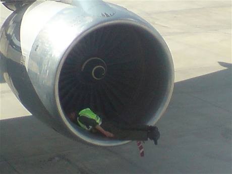 Użytkownicy facebooka znaleźli nową zabawę: prześcigają się w tym, kto zrobi bardziej absurdalne zdjęcie ludzi leżących twarzą w dół. Im dziwniejsze miejsce tym lepiej