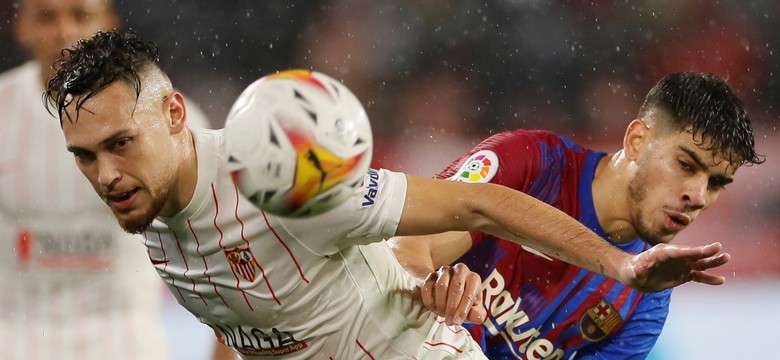 Barcelona zagrała dla Realu Madryt. Urwała punkty Sevilli [WIDEO]