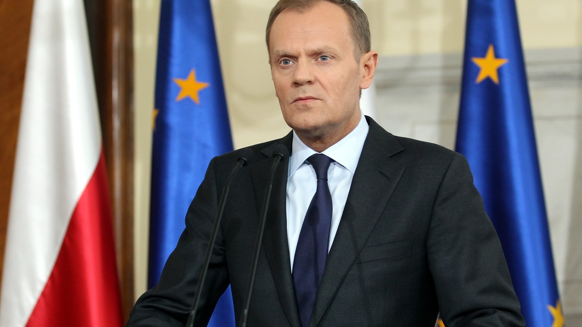 Premier Donald Tusk zapowiedział w czwartek, że jeszcze tego dnia można spodziewać się decyzji wojewodów - mazowieckiego i wielkopolskiego - w sprawie ewentualnego zamknięcia dla publiczności stadionów Legii Warszawa i Lecha Poznań.