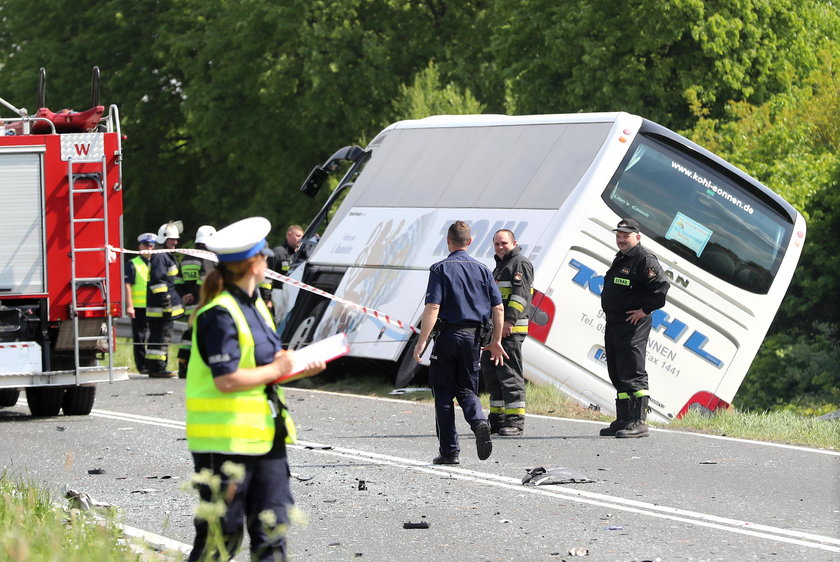 Autokar z turystami zderzył się z osobówką. Jedna osoba nie żyje